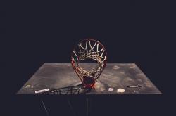 詹姆斯重返赛场，夺冠首场状态出色，中国队观众沸腾！再创辉煌时刻